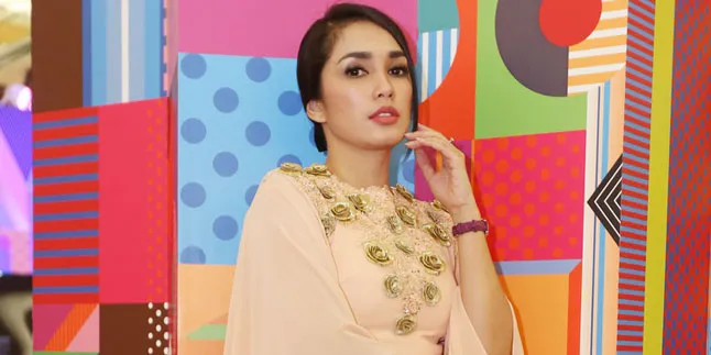 Berbagi Pada Sesama, Ussy Sulistiawaty Ajak Anak ke Tempat Kumuh