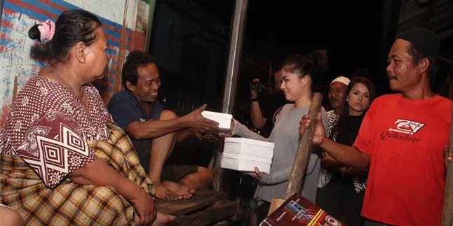 Berbagi Sahur, Siti Liza dan Tika T2 Pakai Sepatu Boot