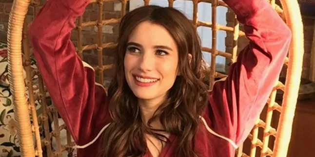 Berbakat dan Stylish, Emma Roberts Ternyata Juga Doyan Baca Buku! Berbakat dan Stylish, Emma Roberts Ternyata Juga Doyan Baca Buku!