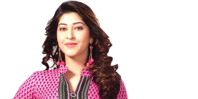 Berbalut Kain Ungu, Sonarika Bhadoria Pose Cantik Super Menggoda
