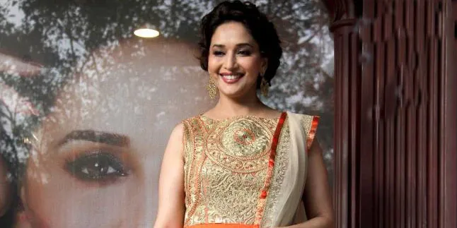 Berbalut Sari Hijau, Madhuri Dixit Tampil Bening dan Bikin Sejuk