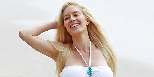 Berbikini, Heidi Montag Pamer Tubuh Hasil Operasi Plastiknya
