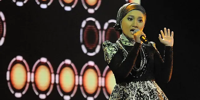 Berbusana Pink, Fatin Tampil Cute