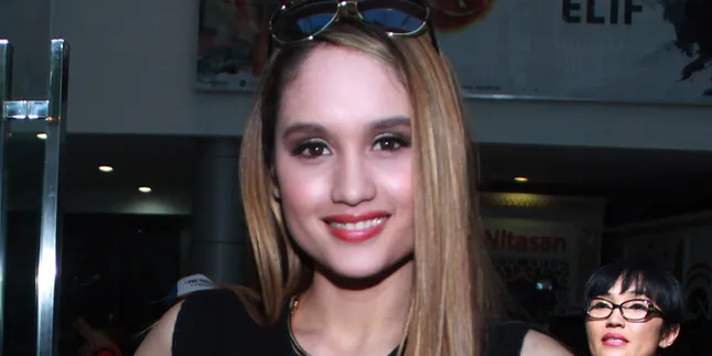 Berbusana Serba Merah, Cinta Laura Tampil Bak Vampir Yang Cantik Berbusana Serba Merah, Cinta Laura Tampil Bak Vampir Yang Cantik