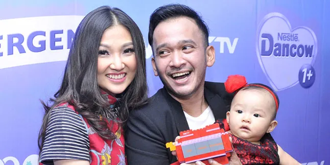 Bercanda Pagi, Sarwendah Dandani Alis Thalia Jadi Mirip Shinchan!