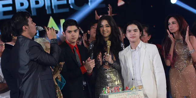Berdampingan, Maia Estianty dan Mulan Jameela Tebar Senyum Berdampingan, Maia Estianty dan Mulan Jameela Tebar Senyum