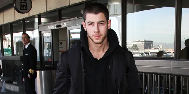 Berduaan Main Ski, Nick Jonas - Lily Collins Sekarang Pacaran?