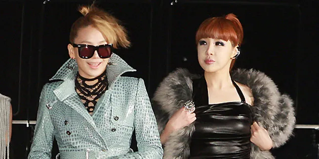 Berenang, CL - Bom 2NE1 Pamer Tubuh Seksi Berbikini