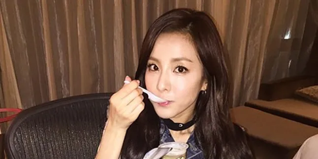 Berfoto Dengan Seorang Pria, Dara 2NE1 Sebut Reuni Berfoto Dengan Seorang Pria, Dara 2NE1 Sebut Reuni