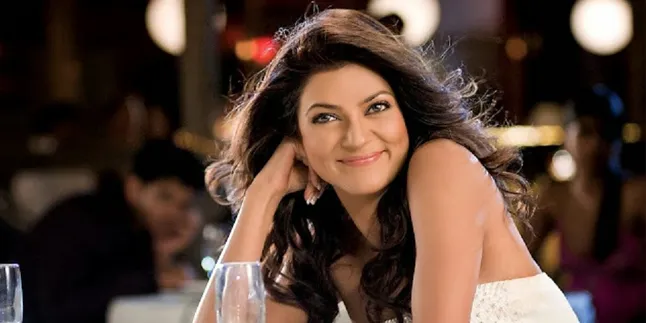 Bergaun Merah High Slit, Sushmita Sen Menawan dan Awet Muda