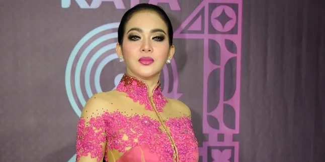 Bergaun Mini Bawa Hermes Pink, Syahrini Pede Pakai Sneakers