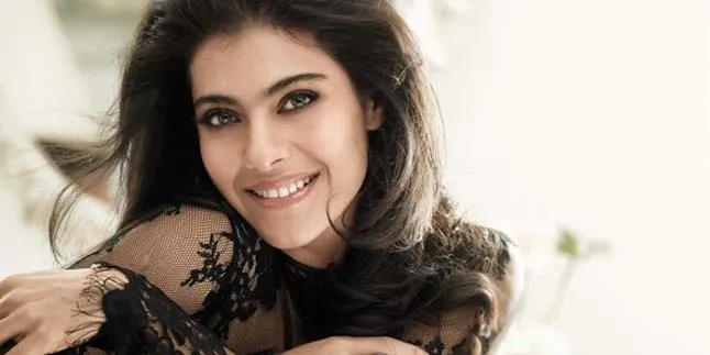 Bergaun Putih Longgar dan Berambut Keriting, Kajol Masih Cantik? Bergaun Putih Longgar dan Berambut Keriting, Kajol Masih Cantik?