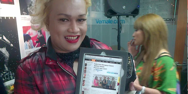 Bergaya Gwen Stefani, Tata Liem Menyanyikan Mandi Madu