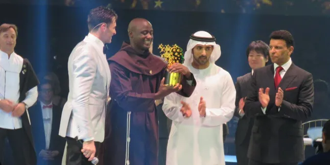 Berhasil Jadi Guru Terbaik Sedunia, Pria Ini Dapatkan Uang 14 Miliar Rupiah!