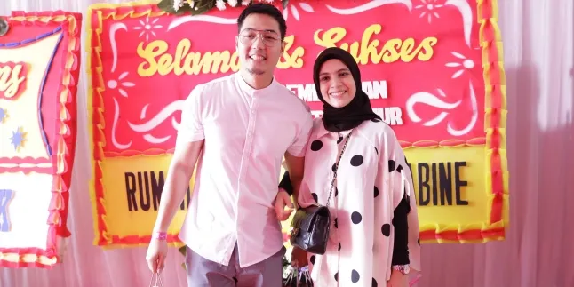 Berhasil Memotret Suami Sendiri Saat Sedang Swab, Nycta Gina: Ekspresinya Totalitas Banget! Berhasil Memotret Suami Sendiri Saat Sedang Swab, Nycta Gina: Ekspresinya Totalitas Banget!