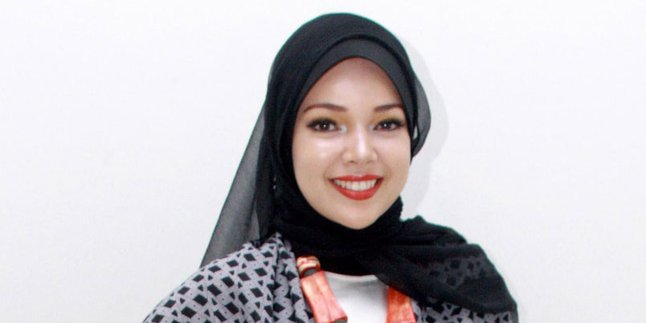 Berhijab, Dewi Sandra Buka Lembaran Baru di Musik