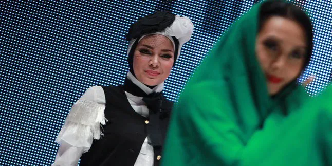Berhijab, Dewi Sandra Tak Pusingkan Karir