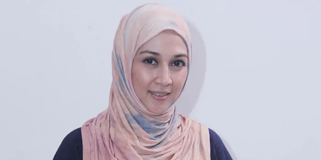 Berhijab, Dina Lorenza Merasa Lebih Nyaman