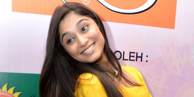 Berhijab Hitam, Soumya Seth Makin Cantik dan Menawan