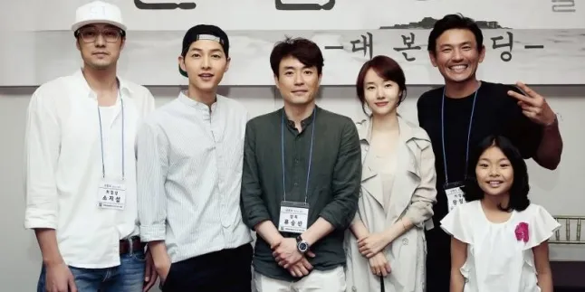 Beri Hadiah Untuk Para Kru, Manisnya Song Joong Ki Bikin Terharu Beri Hadiah Untuk Para Kru, Manisnya Song Joong Ki Bikin Terharu