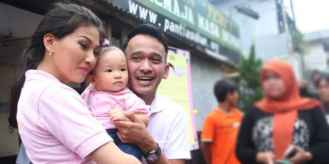 Beri Kado Untuk Sarwendah, Ruben Bungkus Pakai Tas Plastik Beri Kado Untuk Sarwendah, Ruben Bungkus Pakai Tas Plastik
