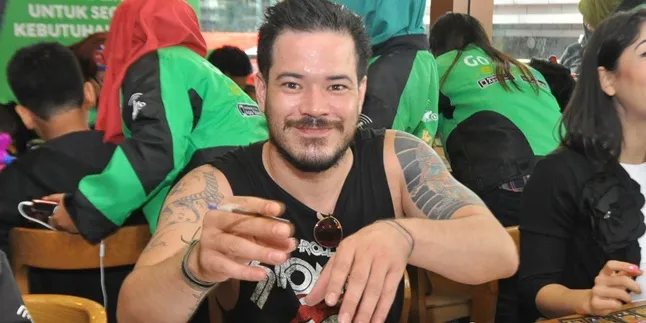 Beri Makan Pemulung, Cara Zack Lee Ajarkan Anak Peduli Sosial