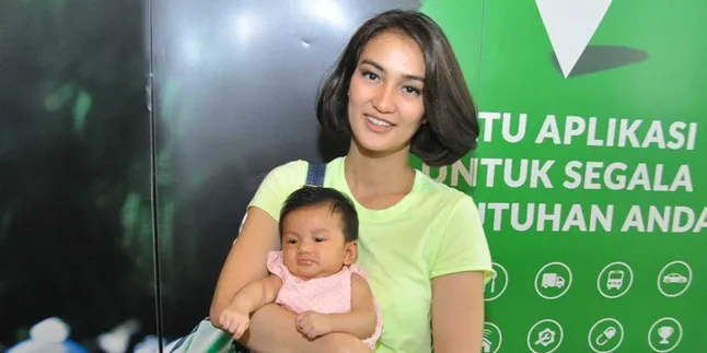 Beri Ruang Untuk Memilih, Atiqah Hasiholan Tak Tindik Telinga Salma Saat Bayi