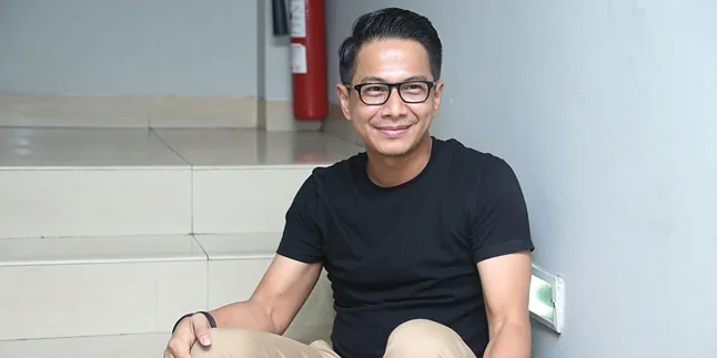 Berikan Kado Natal ke Ibu, Delon Pilih Santai Soal Momongan