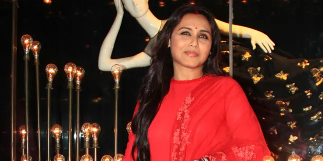 Berjaket Bulu Tebal, Rani Mukherjee Bagai Boneka Menggemaskan Berjaket Bulu Tebal, Rani Mukherjee Bagai Boneka Menggemaskan
