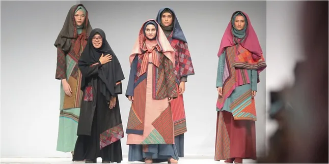 Berjalan di Runaway JWF 2020, Zee Zee Shahab Belajar dari Model-Model Muda