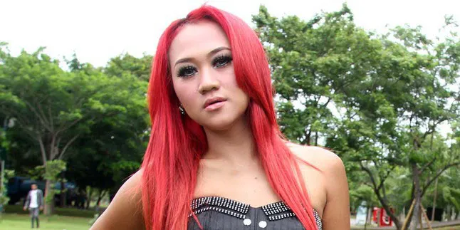 Berkabung, Yenny Anggraeny Rela Lepas Job