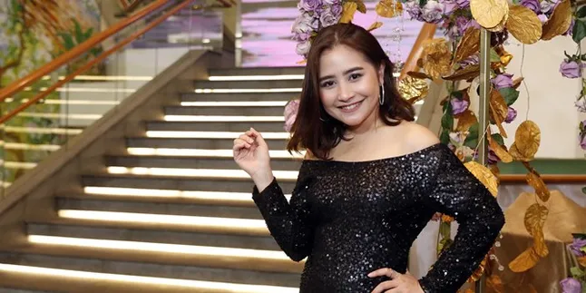 Berkat Sutradara Ini, Prilly Latuconsina Jadi Percaya Diri Pakai Flat Shoes Berkat Sutradara Ini, Prilly Latuconsina Jadi Percaya Diri Pakai Flat Shoes