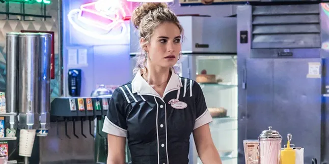 Berkebangsaan Inggris, Lily James Ditantang Jadi Pramusaji Amerika