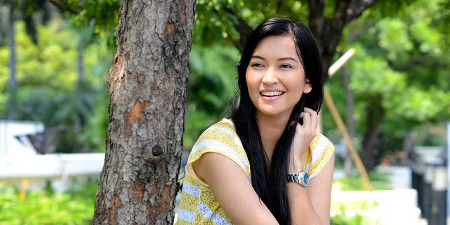 Berkebaya Putih Cantik, Anneke Jody Resmi Dilamar Sang Kekasih