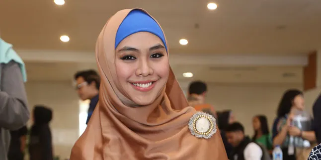 Berkerudung Cantik, Anak Oki Setiana Dewi Saat Jalan-Jalan