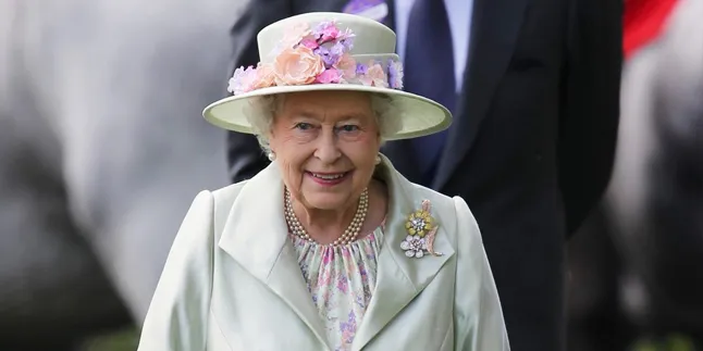 Berkerudung, Ratu Elizabeth II Tampil Anggun Dengan Coat Polkadot