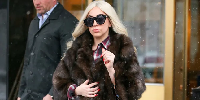 Berkilau Mewah, Lady Gaga Tampil Super Glamor di Grammy Awards Berkilau Mewah, Lady Gaga Tampil Super Glamor di Grammy Awards