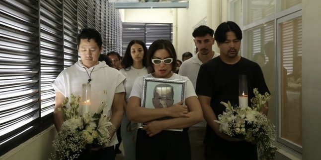 Emotional Moment, Jessica Iskandar and Husband Accompany the Cremation Process of Her Beloved Father