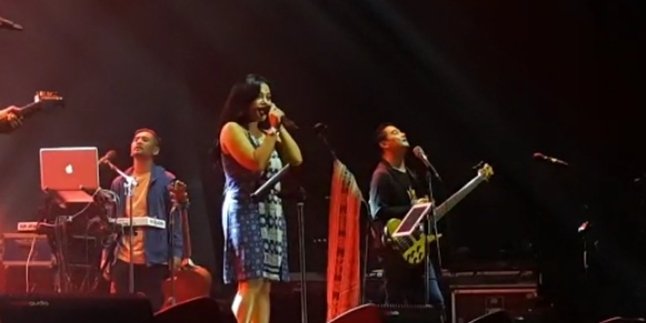 Nostalgic at Java Jazz Festival 2022, Mutia Ayu Sings the Song 'Selesai' by the Late Glenn Fredly