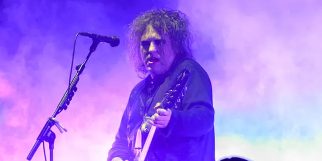 Bernostalgia, The Cure Mainkan 33 Lagu