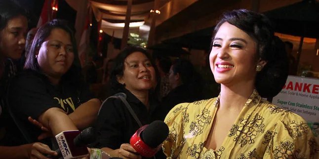 Berobat ke Paranormal, Dewi Perssik Dimarahi Keluarga