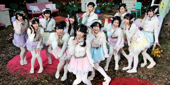 Berpakaian Serba Apel, HKT48 Raih Rekor Dunia!