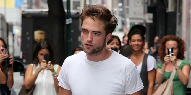Berpisah Dari Kristen Stewart, Inilah Ekspresi Robert Pattinson
