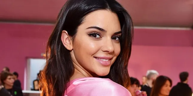 Berpose di Cover Majalah, Kendall Jenner Pamerkan Tato Ular