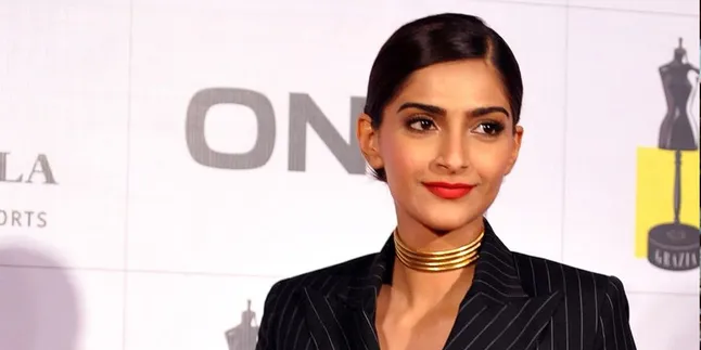 Berpunggung Bolong, Sonam Kapoor Tampil Seksi Badai Berpunggung Bolong, Sonam Kapoor Tampil Seksi Badai
