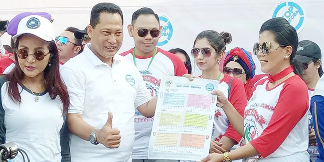 Bersama BNN, Helsi Herlinda dan SANI Bagi-Bagi Kalender Anti Narkoba