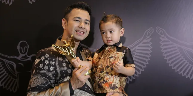 Bersama Rafathar, Raffi Ahmad Dapat Piala ke-7 Dari Panasonic Gobel Award