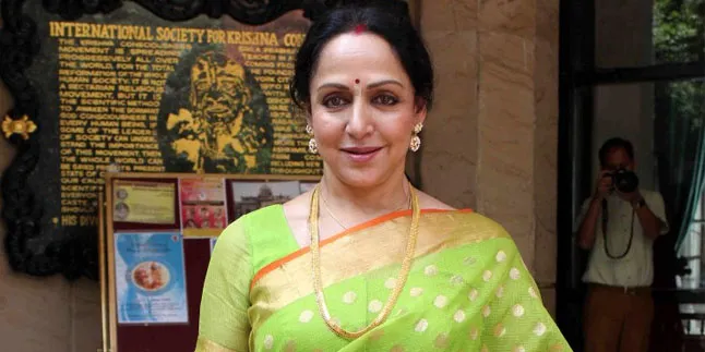 Bersimbah Darah, Hema Malini Alami Kecelakaan Mobil di Jaipur Bersimbah Darah, Hema Malini Alami Kecelakaan Mobil di Jaipur