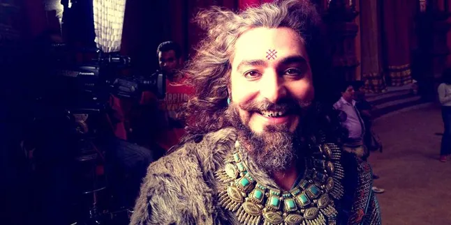 Bertemu Hrithik Roshan, Praneet Bhatt Hilang Kendali