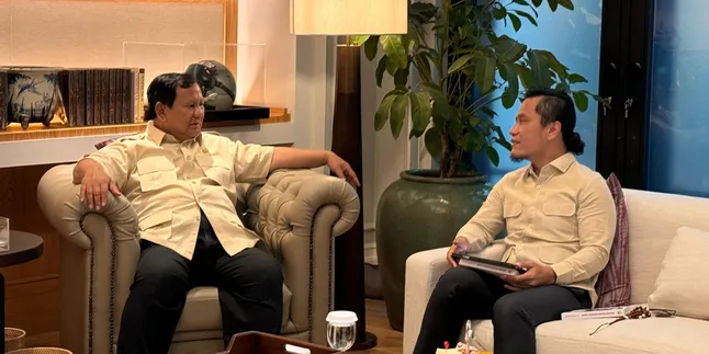 Bertemu Presiden Prabowo, Gus Miftah Berikan Buku 'Merawat Kebhinekaan Menyemai Kerukunan' Bertemu Presiden Prabowo, Gus Miftah Berikan Buku 'Merawat Kebhinekaan Menyemai Kerukunan'